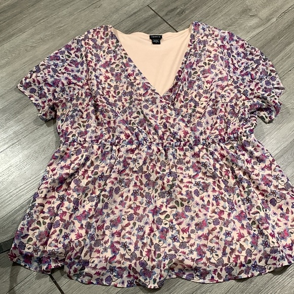 Torrid Criss Cross Floral Pull Over Peplum Style Bliusr size 3X - Picture 6 of 10